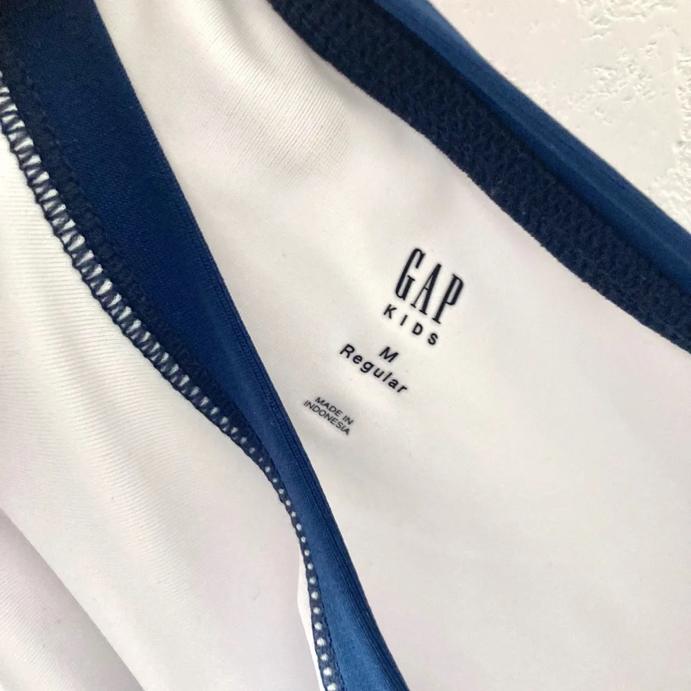 NWT Gap 2 Piece Shark Rash Guard and swim Trunks Size M